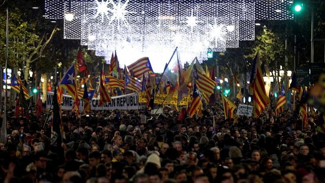Uma ano depois das eleições, tensão volta à Catalunha