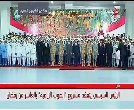 الرئيس يلتقط صورا تذكارية مع عمال محطة الفرز والتعبئة بالعاشر