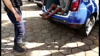 Homem é detido pela GM após danificar telefone público