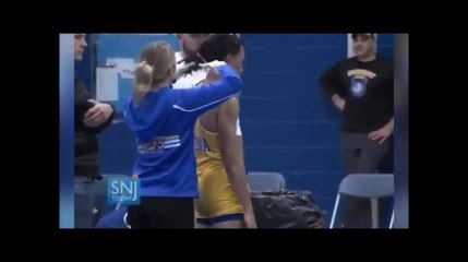 Un arbitre scandalise en faisant couper les dreads d'un lycéen en plein tournoi