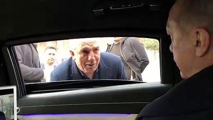 Cumhurbaşkanı Erdoğan gazi yakınıyla arabadan sohbet etti