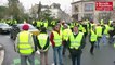 VIDEO. Châtellerault : les Gilets jaunes jettent oeufs, farine, mayonnaise et papier toilettes contre la mairie