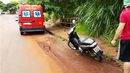 Mulher se fere em colisão entre carro e motocicleta