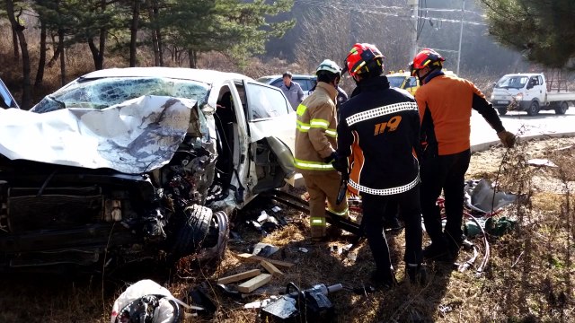 평창 국도에서 승용차 충돌...2명 사망· 6명 부상 / YTN