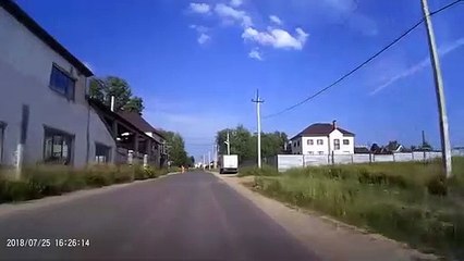 Cette fille a failli se faire écraser par une voiture