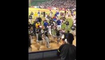 Une bagarre générale impressionnante éclate lors d'un match de baseball aux Etats Unis