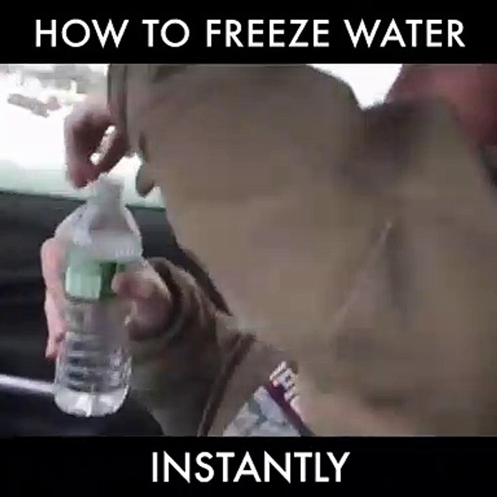Sa bouteille d'eau gèle instantanément avant qu'il puisse la boire
