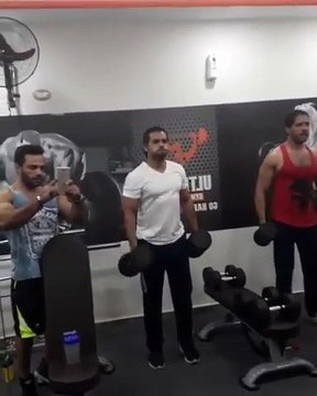 شاهد هانى سلامة فى تمرينات عنيفة داخل الجيم