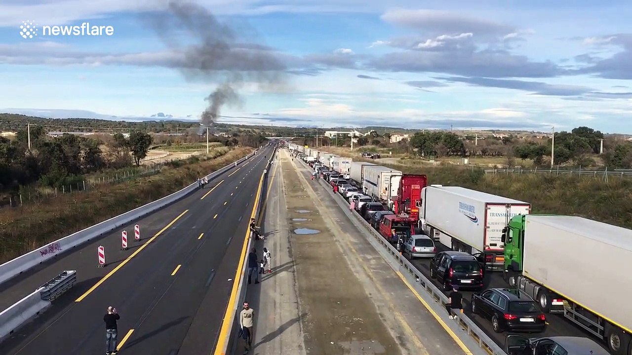Huge queues as Yellow vests block motorway at French-Spanish border