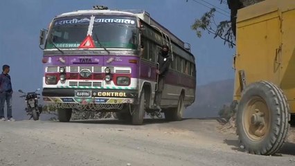 مقتل 23 شخصاً منهم طلاب في حادثة سقوط حافلة عن جرف شاهق في النيبال