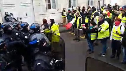 Face à face pacifique entre gilets jaunes et forces de l'ordre à Besançon