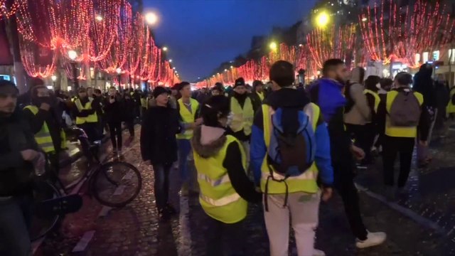 La situation se tend sur les Champs-Elysées