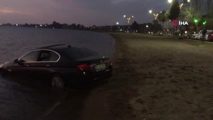 İzmir'de Fren Yerine Gaza Basınca Denize Uçtular