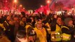 Champs-Élysées : les gilets jaunes chantent face aux forces de l'ordre