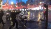 Champs-Élysées : Pris à partie, un policier sort son arme
