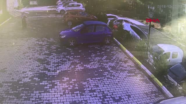 Adıyaman Fren Yerine Gaza Bastı, Bahçe Duvarında Asılı Kaldı