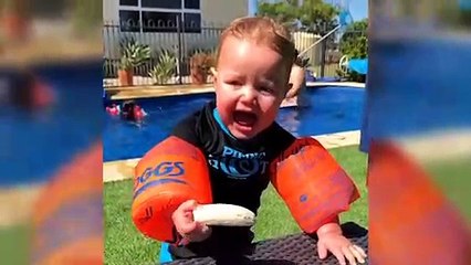 Un gamin n'arrive pas à manger sa banane !