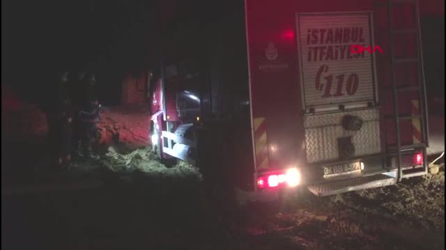 İstanbul Silivri'de Yangını Söndüren İtfaiye Aracı Dönüşte Çamura Saplandı