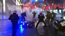 Paris : des motards de la police pourchassés par des manifestants en gilet jaune