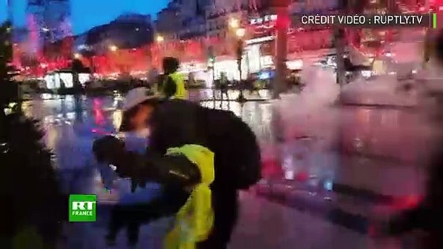 22 décembre 2018 : Des motards de la police violemment pris a partie par des gilets jaunes, n'hésite pas à les mettre en joue avec un pistolet (480p)