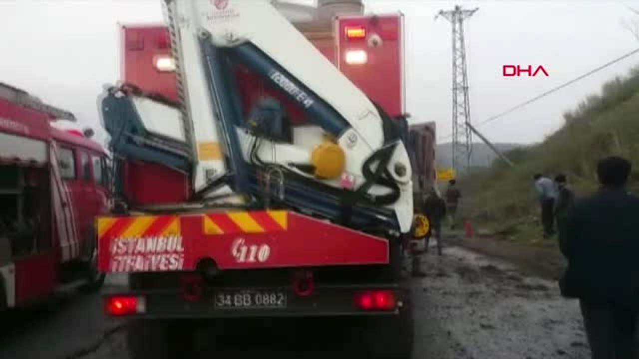 Sultangazi'de İş Makinesi Devrildi