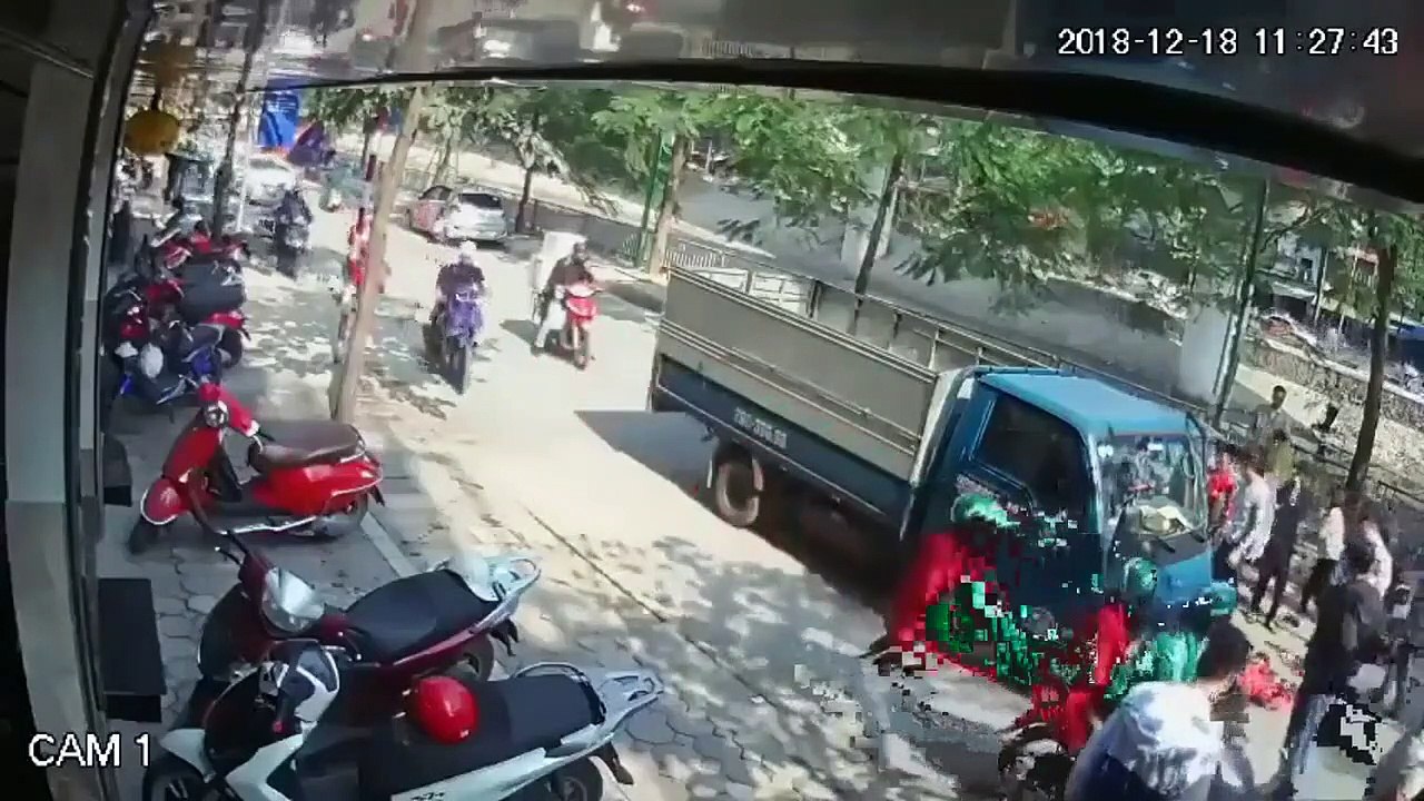 Hà Nội- Tài xế lái Toyota Vios mở cửa thiếu quan sát khiến một người đi xe máy bị ô tô tải đâm trúng_2