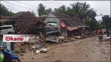 Video Dahsyatnya Tsunami Banten, Mobil Mobil Diseret Ombak ke Atap Rumah