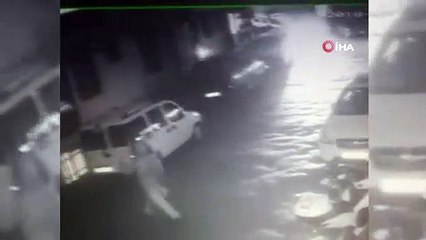 İstanbul’da hırsızlar çaldığı motosikleti 3 sokak aşağıdaki apartmana bıraktı...Hırsızlık anları kamerada