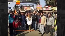 काशीपुर में धर्मयात्रा महासंघ के कार्यकर्ताओं ने नसीरुद्दीन शाह का पुतला फूंका
