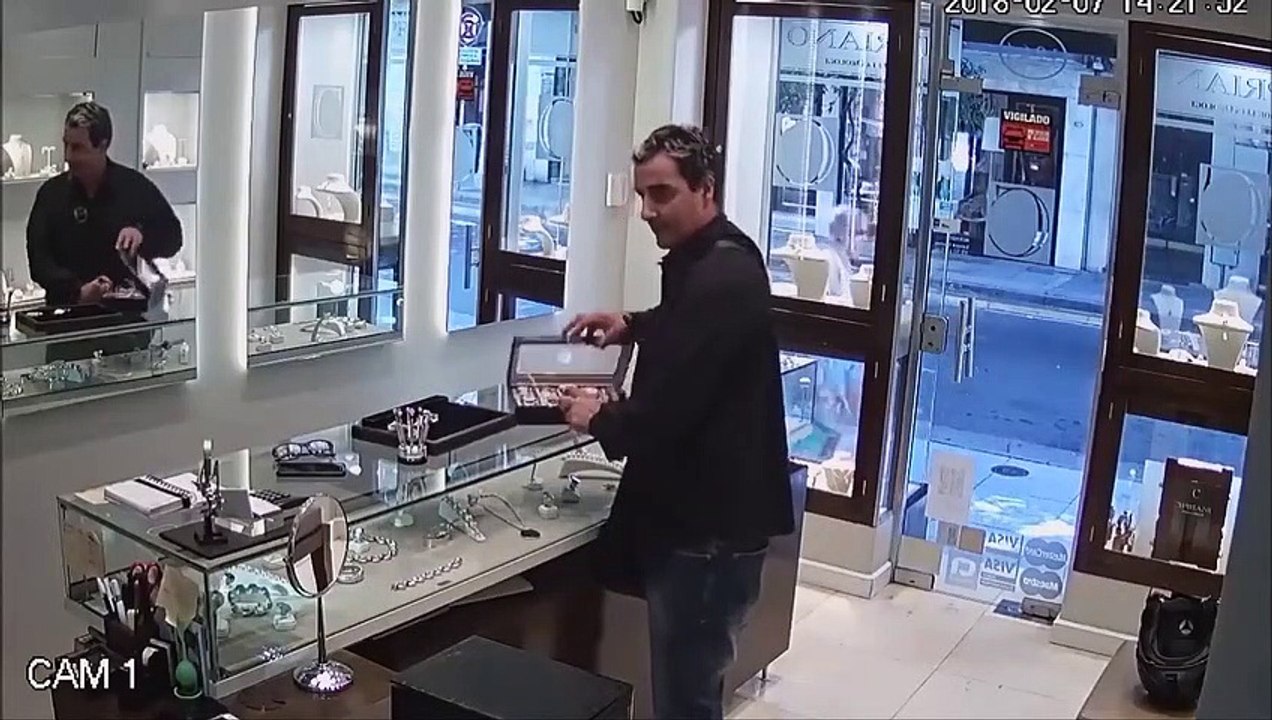 Les images d'un braquage dans une bijouterie en Espagne.