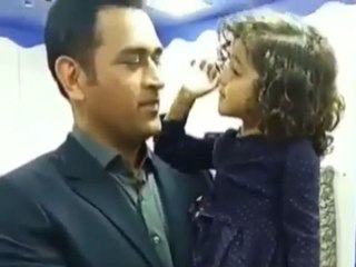 சிறுமியுடன் கொஞ்சி பேசும் தல தோனி..