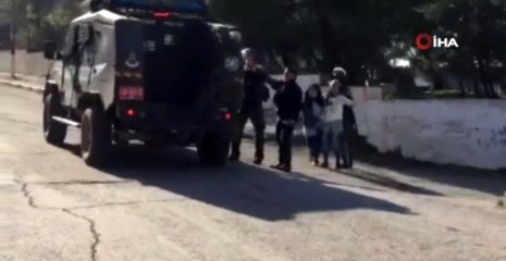 İsrail Barbarlığı: Kız Öğrencileri Gözaltına Aldılar