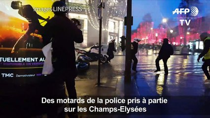 "Gilets jaunes": des motards de la police pris à partie à Paris
