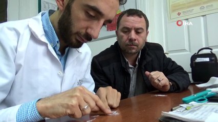 Kefenlere çakmak, toplu iğne ve büyüteç ile kalite kontrolü