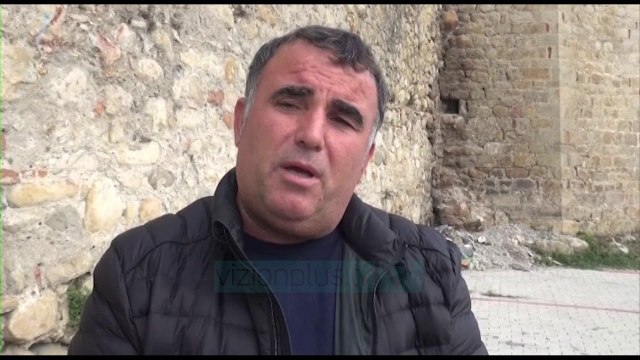 Degradon Kalaja e Peqinit, pushtohet nga ferrat - News, Lajme - Vizion Plus