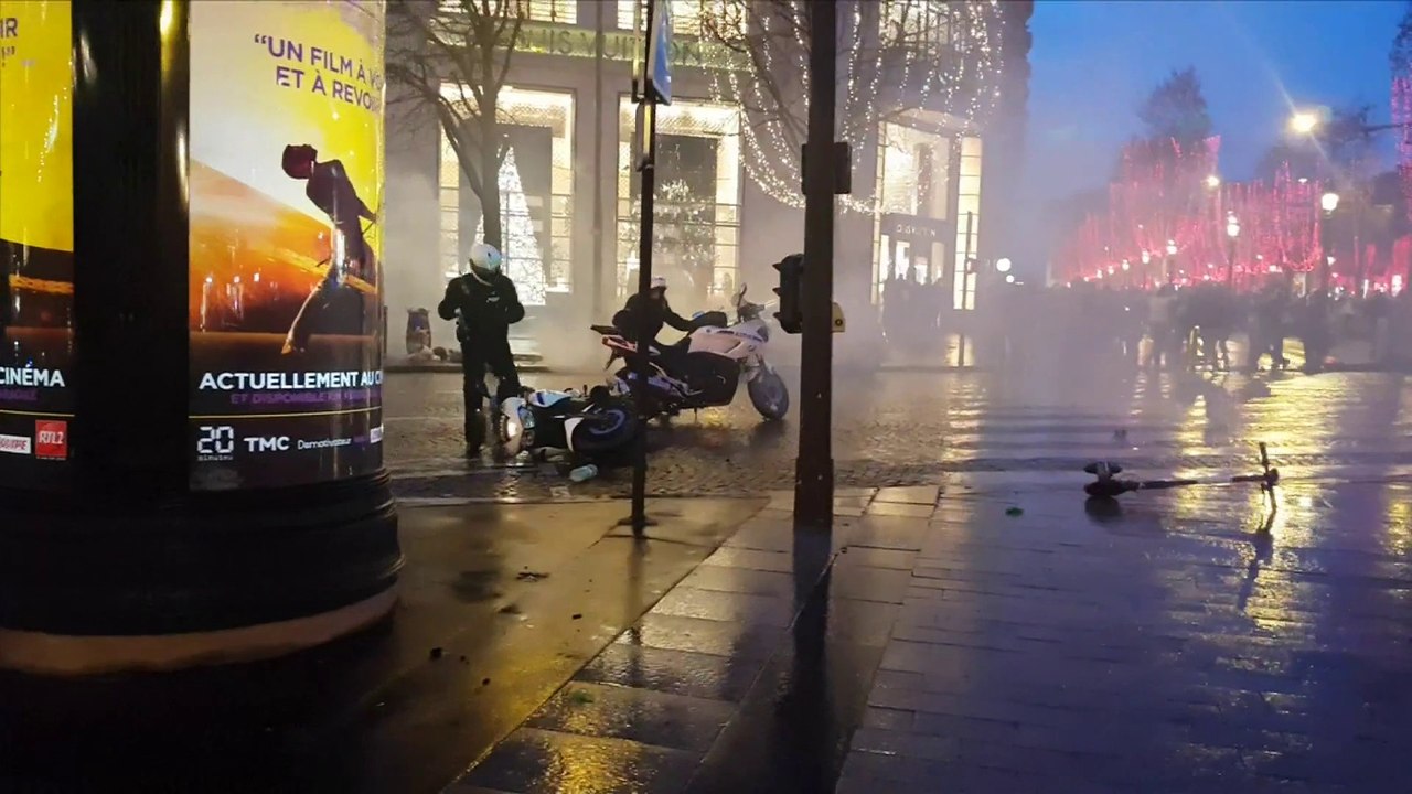 Policiers pris à partie aux Champs-Elysées, une enquête pour "violences volontaires" ouverte