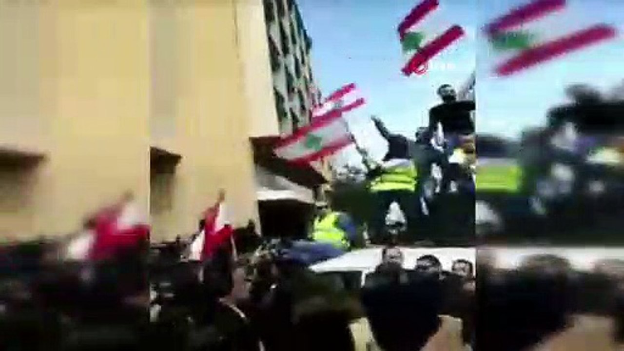 - Lübnan'da hükümet karşıtı protesto