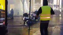 Un policier sort son arme contre les Gilets Jaunes sur les Champs Elysées