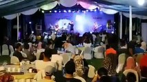 Terribles imágenes de como una ola gigante destruye un concierto en Indonesia