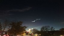 خط ضوئي غريب في السماء يثير الجدل على مواقع التواصل الاجتماعي