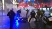 Gilets jaunes : des policiers à moto agressés par des manifestants sur les Champs-Elysées