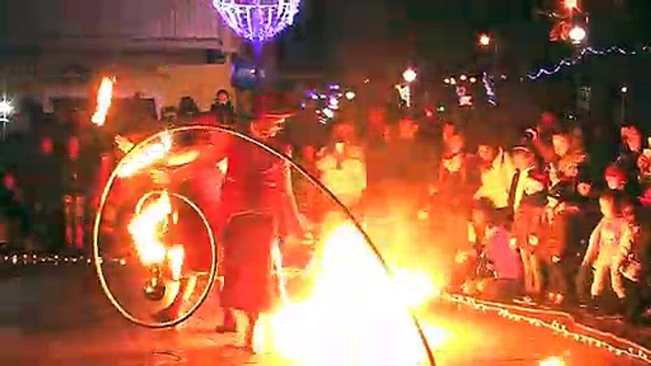 Les Martégaux autour d'un spectacle du feu pour fêter Noël.