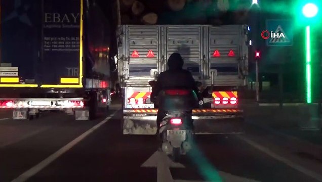 Kasksız motosiklet sürücüsünün tehlikeli yolculuğu kamerada