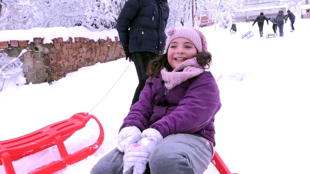 Çocuklar sokağı kayak pistine çevirdi - SAMSUN