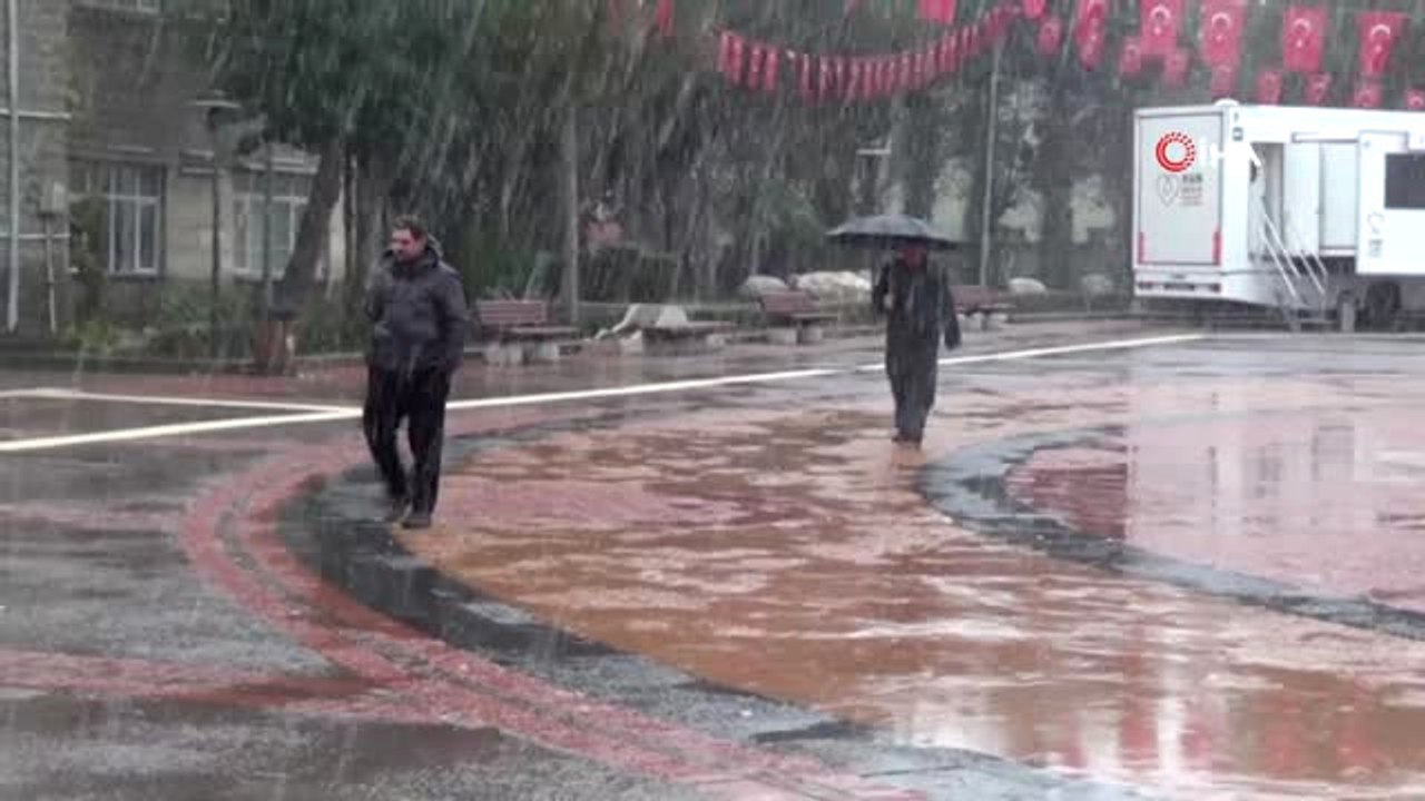 Yoğun Kar Yağışı Elazığ'da Etkili Oldu...okullar 1 Gün Süreyle Tatil Edildi