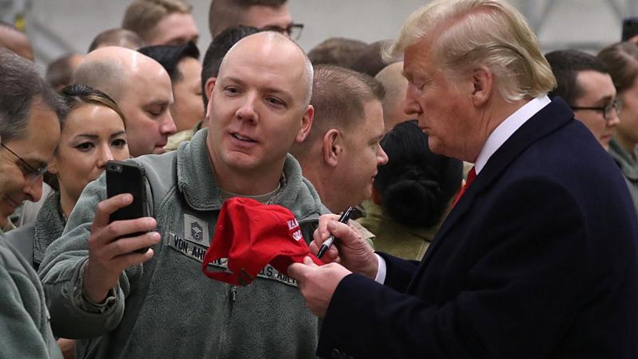 Ramstein: 'Hallo, Leute' - Trumps Zwischenstopp in Deutschland