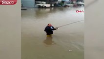 Adana'da su taşkınında oltayla balık tutmaya çalıştı