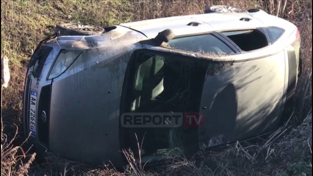 Report TV - Fier, makina del nga rruga në Fier dhe përfundon në kanal, plagoset shoferi