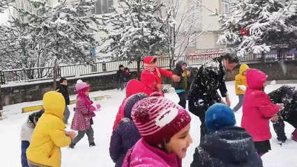 Kaymakamı kartopu yağmuruna tuttular