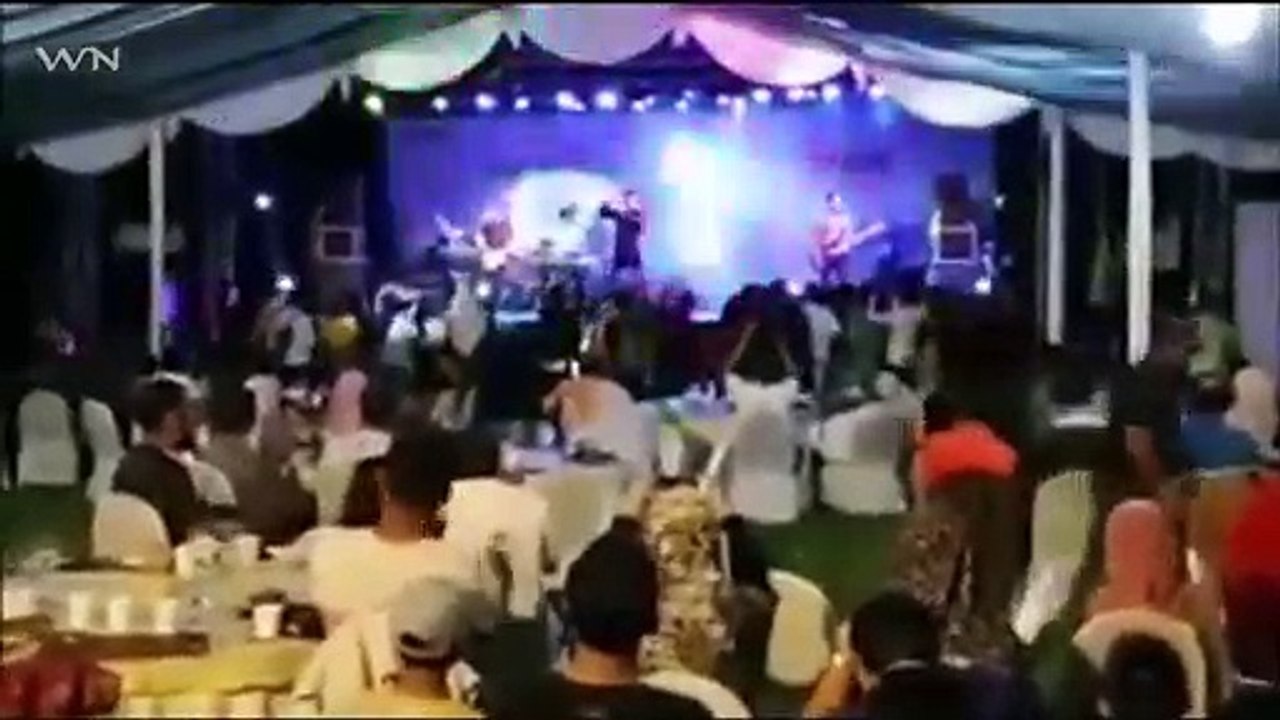 Tsunami en Indonesia irrumpe concierto de rock arrasando todo a su paso. 22 de diciembre 2018.